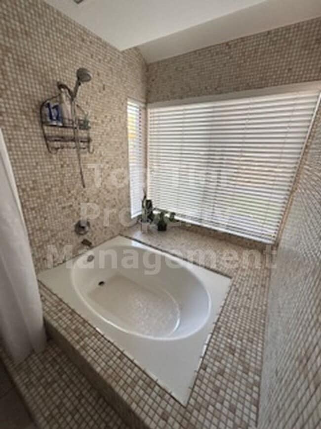 Building Photo - **Beautiful, Fully-Furnished 2 bed / 2.5 b...