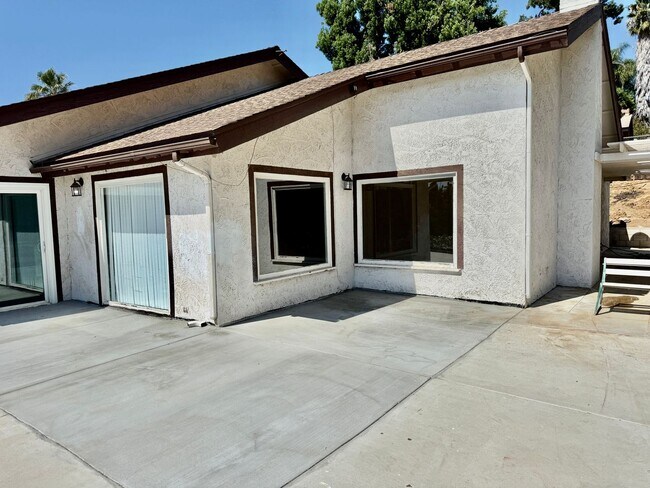 Building Photo - Large Single Story Home w/Loft