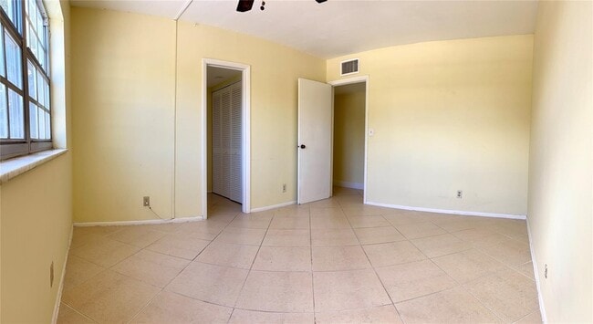 Building Photo - 1407 NE 56th St