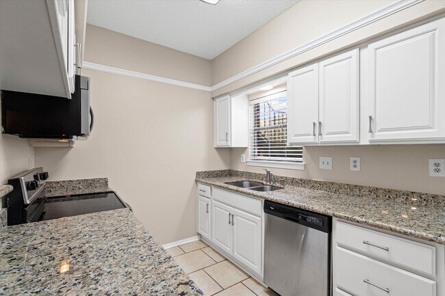 Building Photo - Convenient Grelot Rd Condo