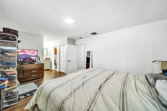 Building Photo - 875 E 29th St