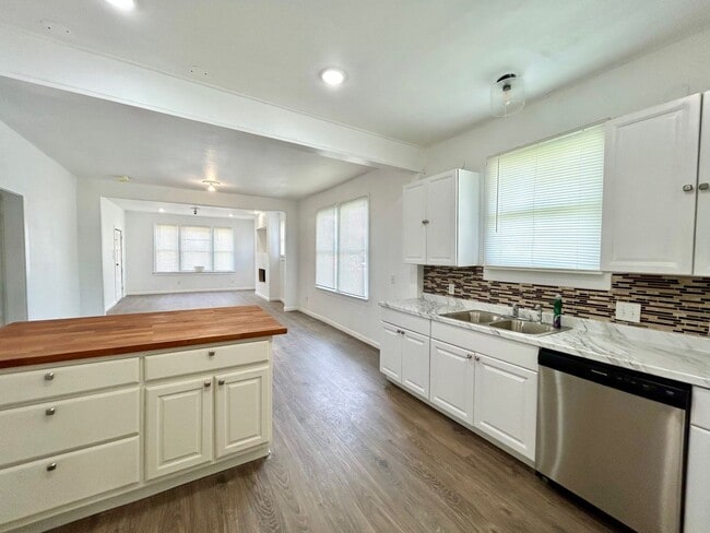 Building Photo - 3BED/2BATH Home for lease! Available NOW!