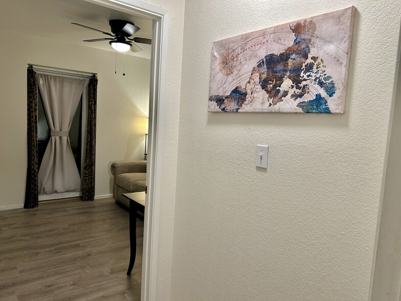 Foyer - 4234 E Western Dr