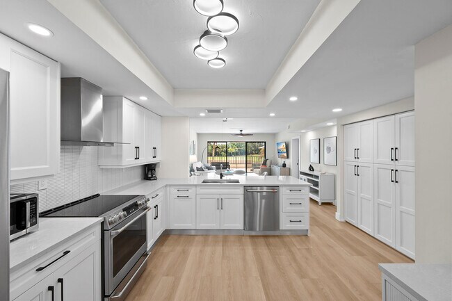 Building Photo - 6360 Pelican Bay Blvd