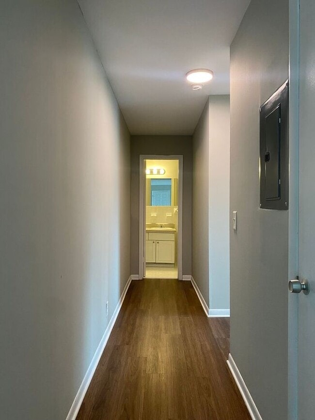 Building Photo - 2 Bedroom Unit was recently renovated. Liv...