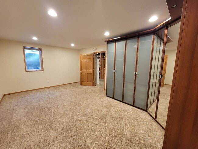 Building Photo - Upscale and Spacious Cedar Falls House for...