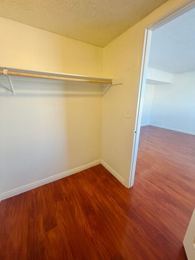 Building Photo - Super central 2 bedroom condo with tile & laminate flooring and in unit laundry! Home is very con...