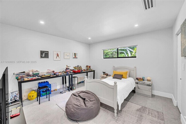 Building Photo - 11340 SW 74th Ct