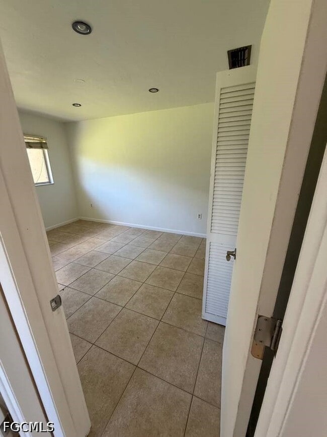 Building Photo - 537 SE 6th Pl