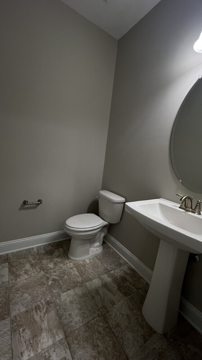 Building Photo - 550 Hampstead Pl