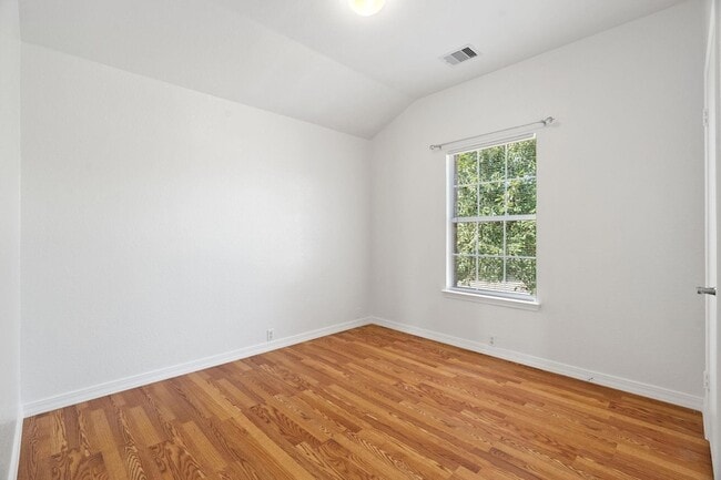 Building Photo - 905 Rocking Spur Cove