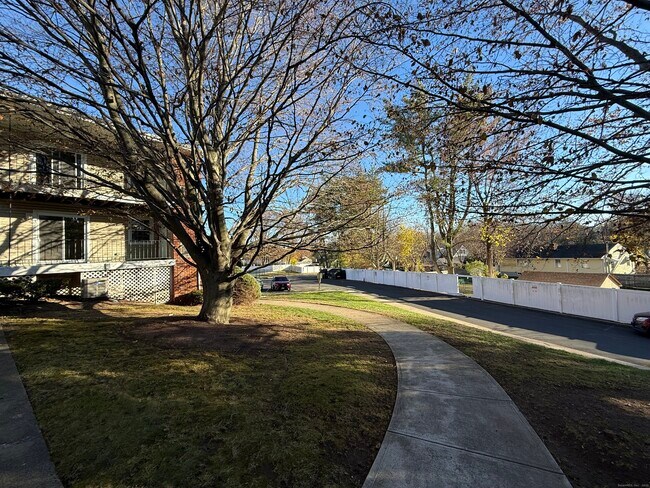 Building Photo - 50 Greenhouse Rd