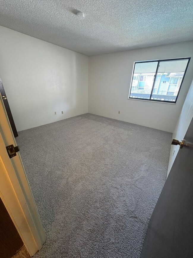 Building Photo - 1 - Bedroom / 1-Bath Penthouse Unit with I...