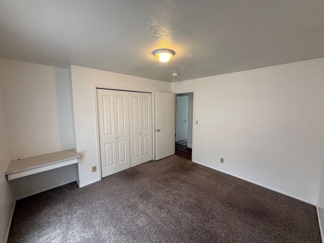 Building Photo - Large Five Bedroom Home, Sandy, 2500 sq ft, New Paint, New carpet, New Flooring