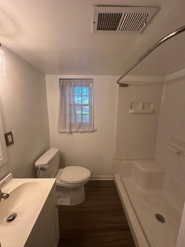 Building Photo - 3 bedrooms 2 baths, Split Level in the loc...