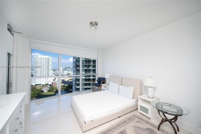 Building Photo - 1750 N Bayshore Dr