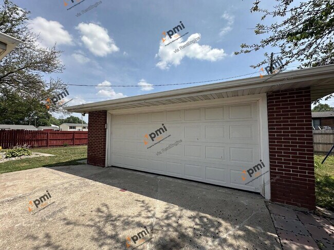 Building Photo - 1137 N Jay Ave
