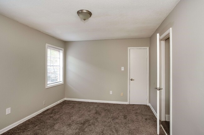 Building Photo - 2999 Morningview Dr