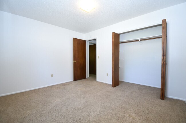 Building Photo - Spacious and charming! Conveniently located top floor 2 bedroom apartment.