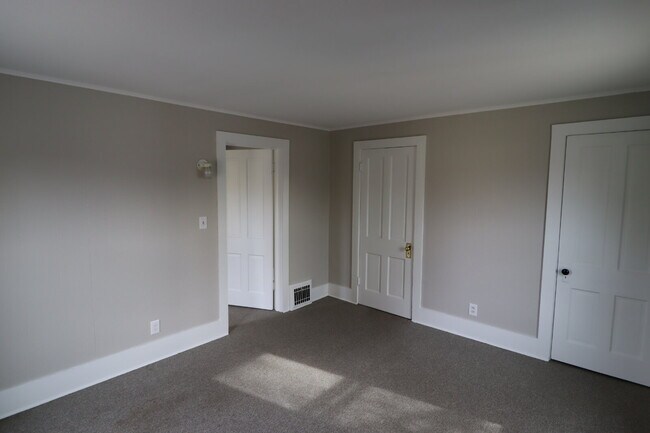 Building Photo - Large Updated 4 Bedroom Single Family Home