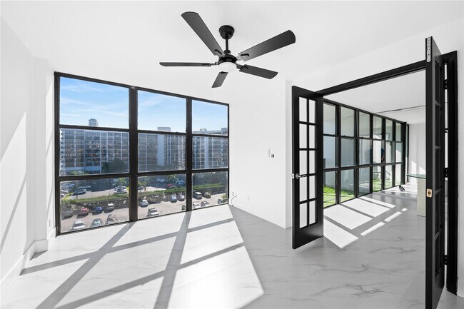 Building Photo - 800 Parkview Dr