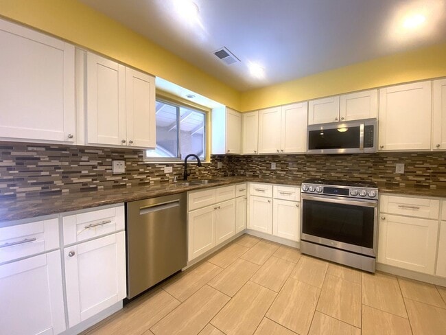 Building Photo - Sunlit 3-Bed Fremont Home in Cabrillo with...