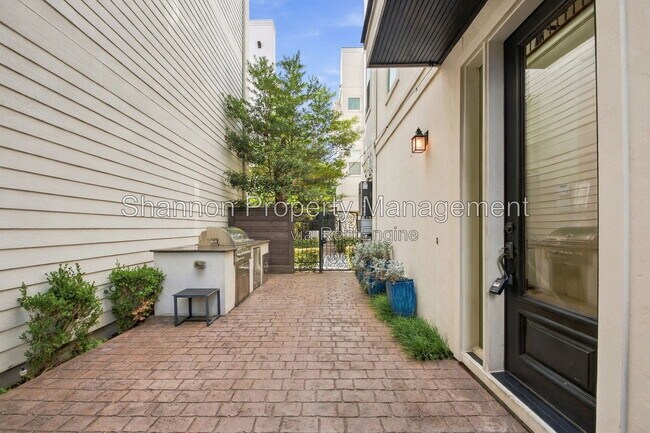 Building Photo - 1108 Peveto St