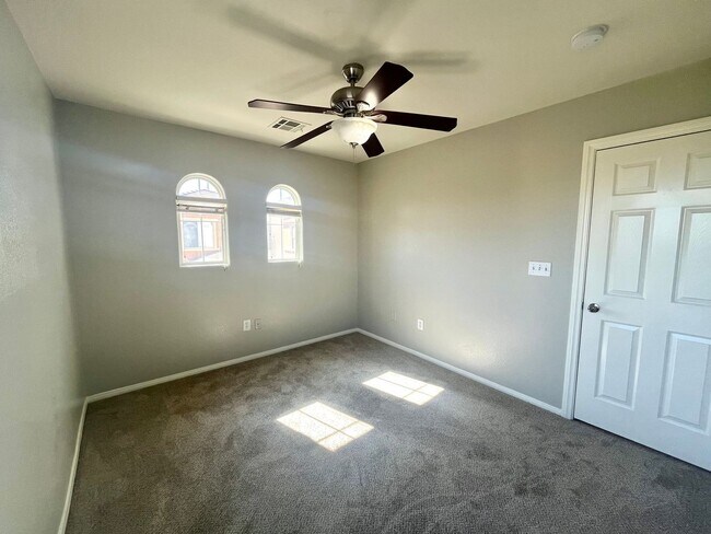 Building Photo - **$800 OFF MOVE IN BY 11/14/25**Spacious T...
