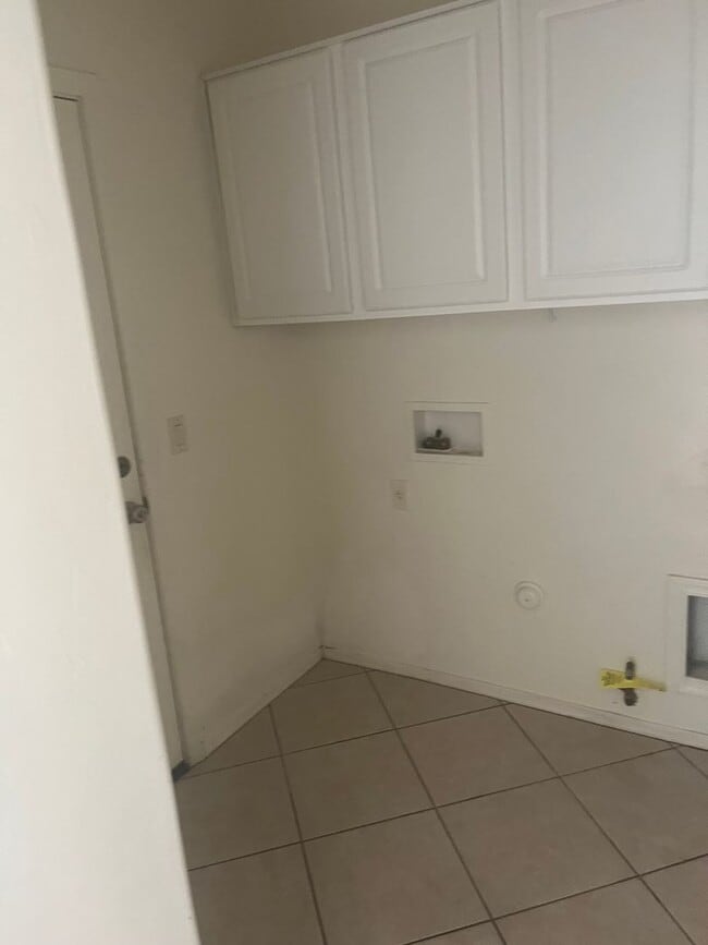 Building Photo - 8342 S Hunnic Dr