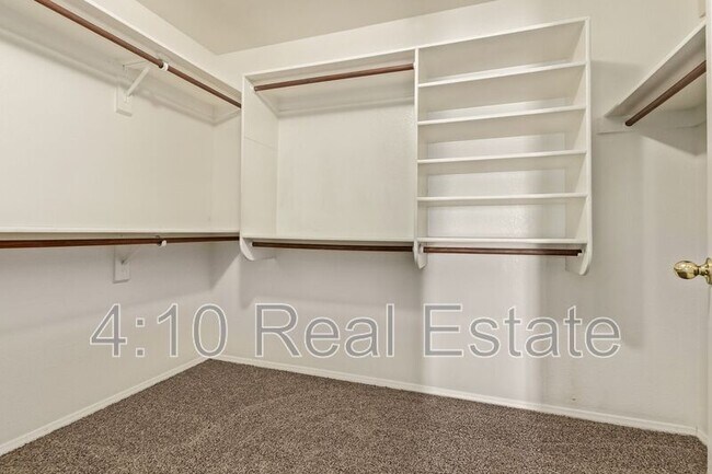 Building Photo - 1678 S Ash Dr