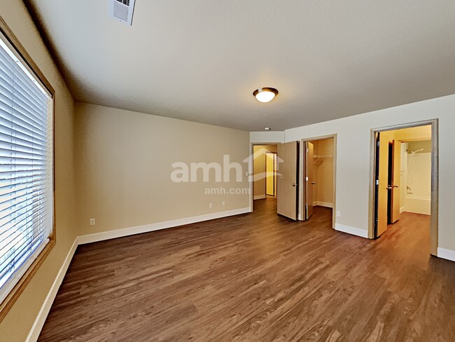 Building Photo - 2609 NE 105th Ct
