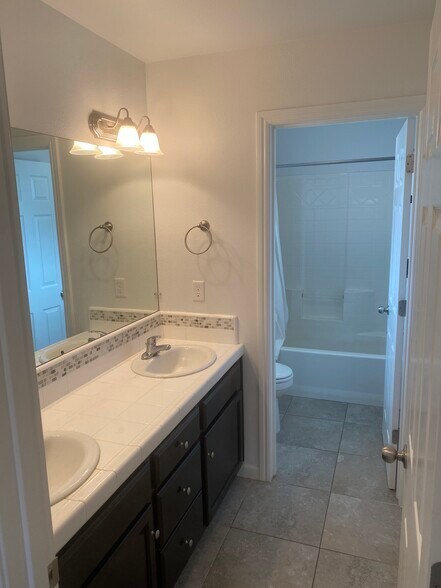 Building Photo - 7045 N Harmony Dr