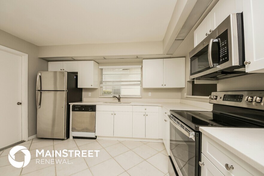 Building Photo - 4454 Sandhurst Dr