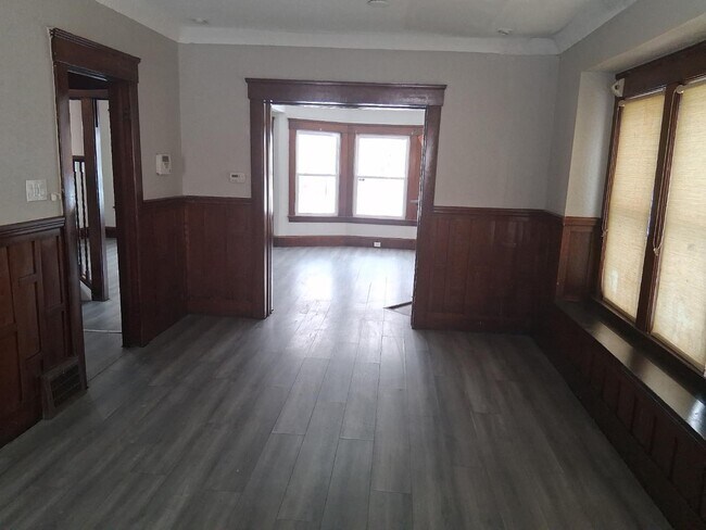 Building Photo - 1337 E 84th St