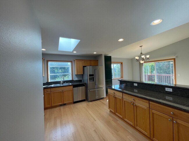 Building Photo - Spacious 5BR / 3BA Beacon Hill Home – 2,21...