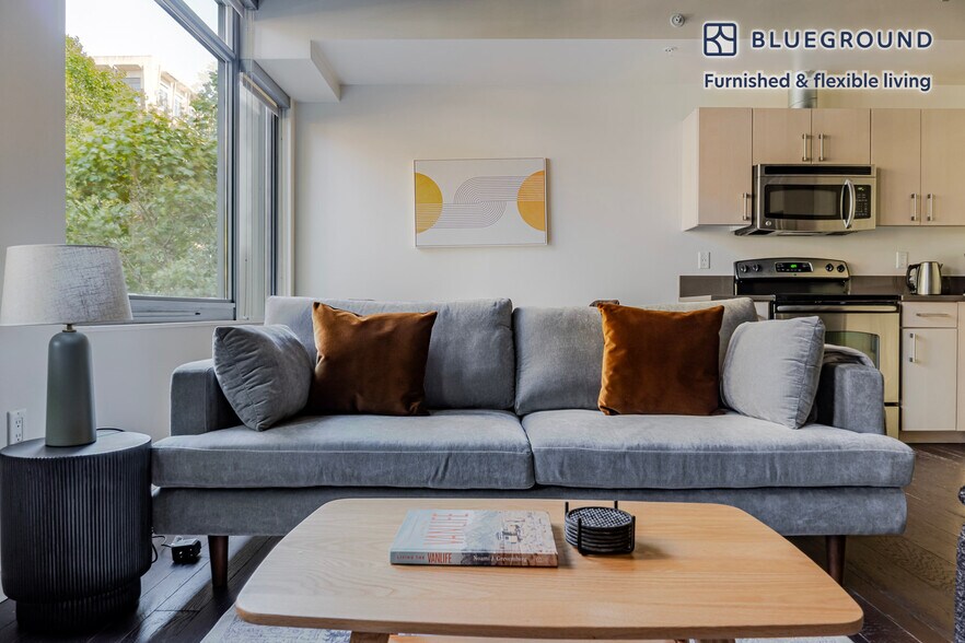 Building Photo - 521 Stadium Pl S