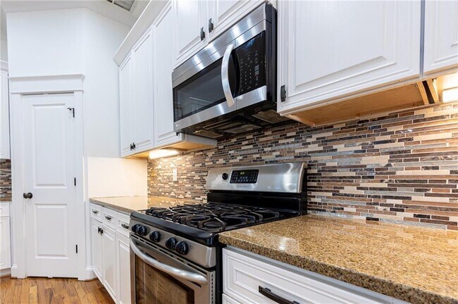 Building Photo - 2288 Oakview Rd NE