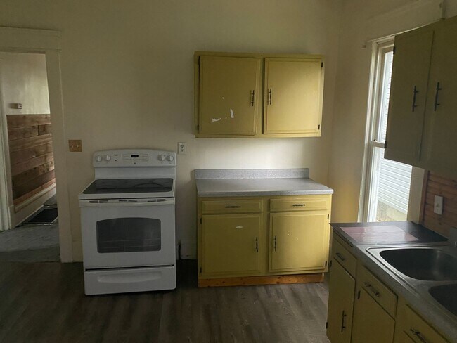 Building Photo - 63 Brown St