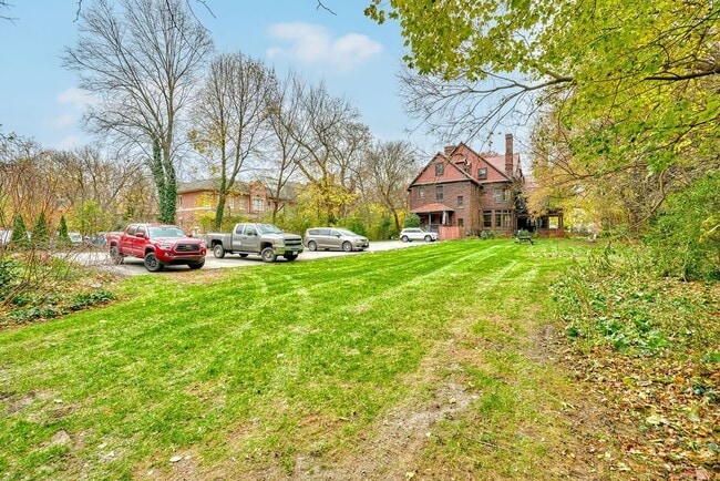 Building Photo - 987 East Ave