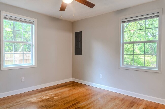 Building Photo - Charming Portsmouth Home with Spacious Backyard