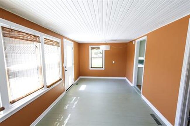 Building Photo - Quiet and quaint, this East Fayetteville cottage is one of a kind!