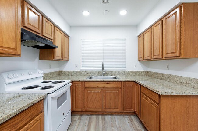 Building Photo - 3 bed and 2 bath with big yard for boat an...