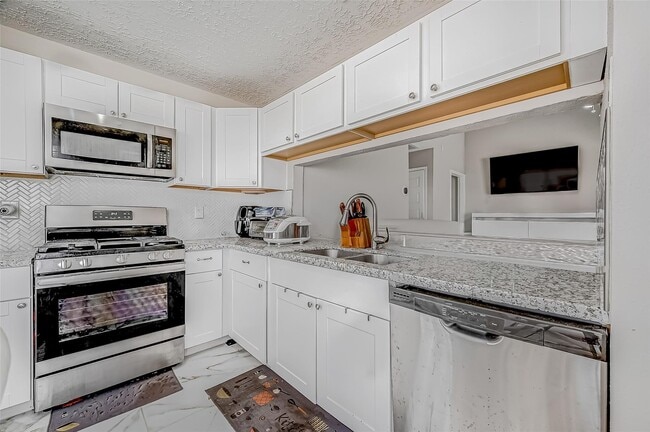 Building Photo - 9215 Golden Meadow Dr