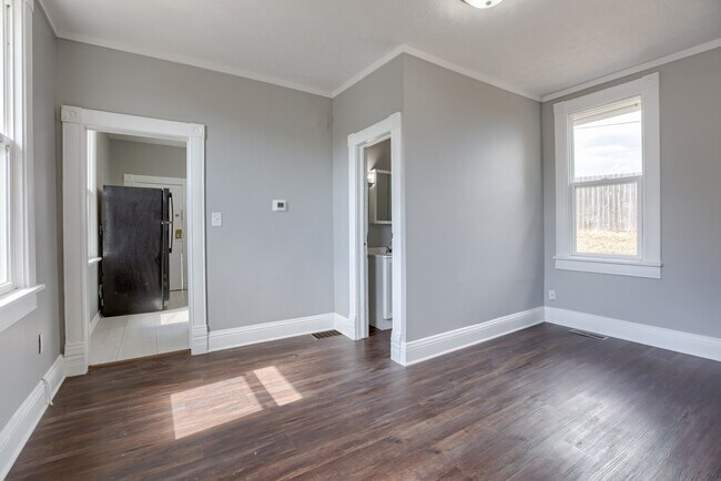 Building Photo - 1240 S 15th St