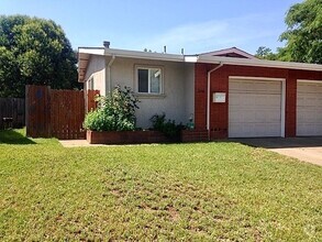 Building Photo - 2 Bedroom 1 bath Duplex with garage