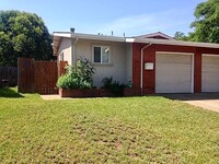 Building Photo - 2 Bedroom 1 bath Duplex with garage