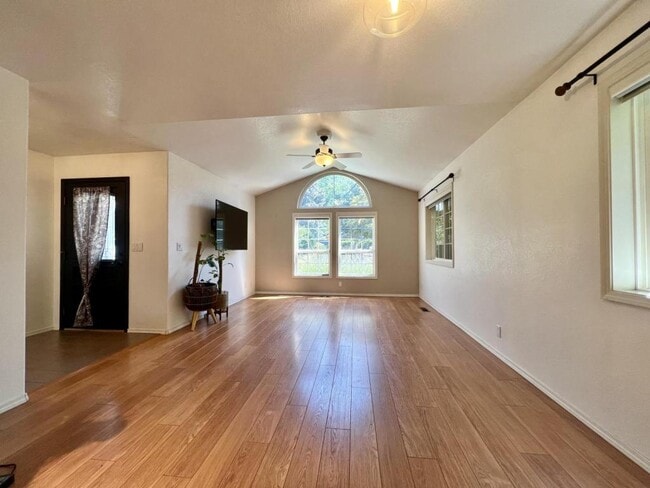 Building Photo - 1062 Thelma Way