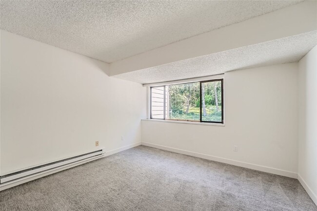 Building Photo - Live on the Lakeview Drive next to Lake Ballinger!