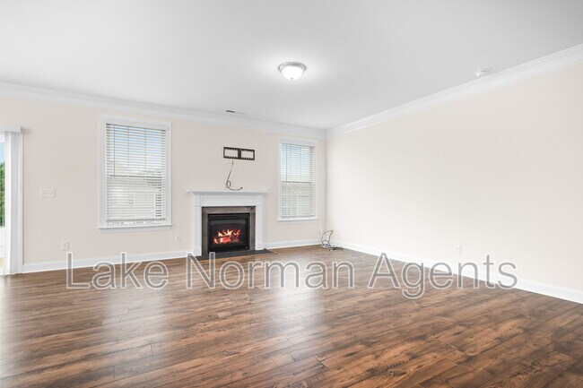 Building Photo - 196 Longleaf Dr