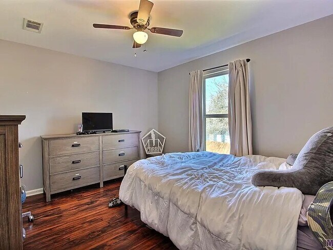 Building Photo - 18160 Pinehurst Dr